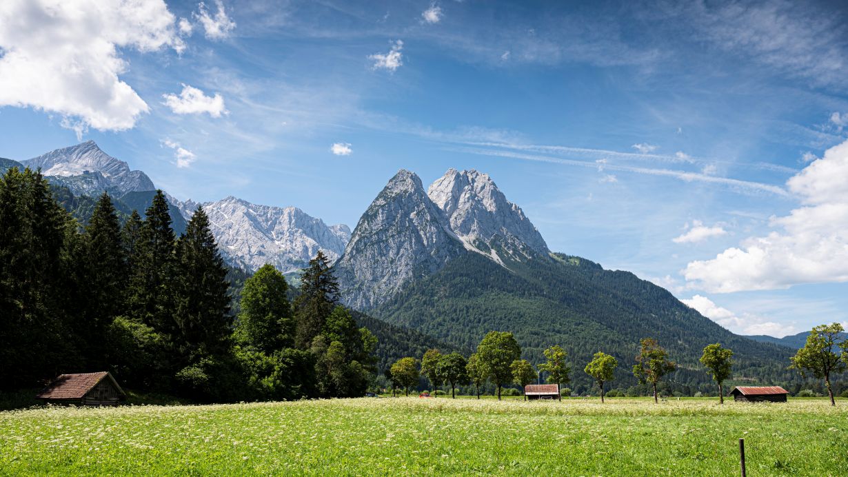 Hier könnte ein Windrad stehen. In schönen Landschaften, wie hier im Alpenvorland, ist der Widerstand gegen Windräder meist besonders präsent. (Foto: Markus Breig, KIT)
