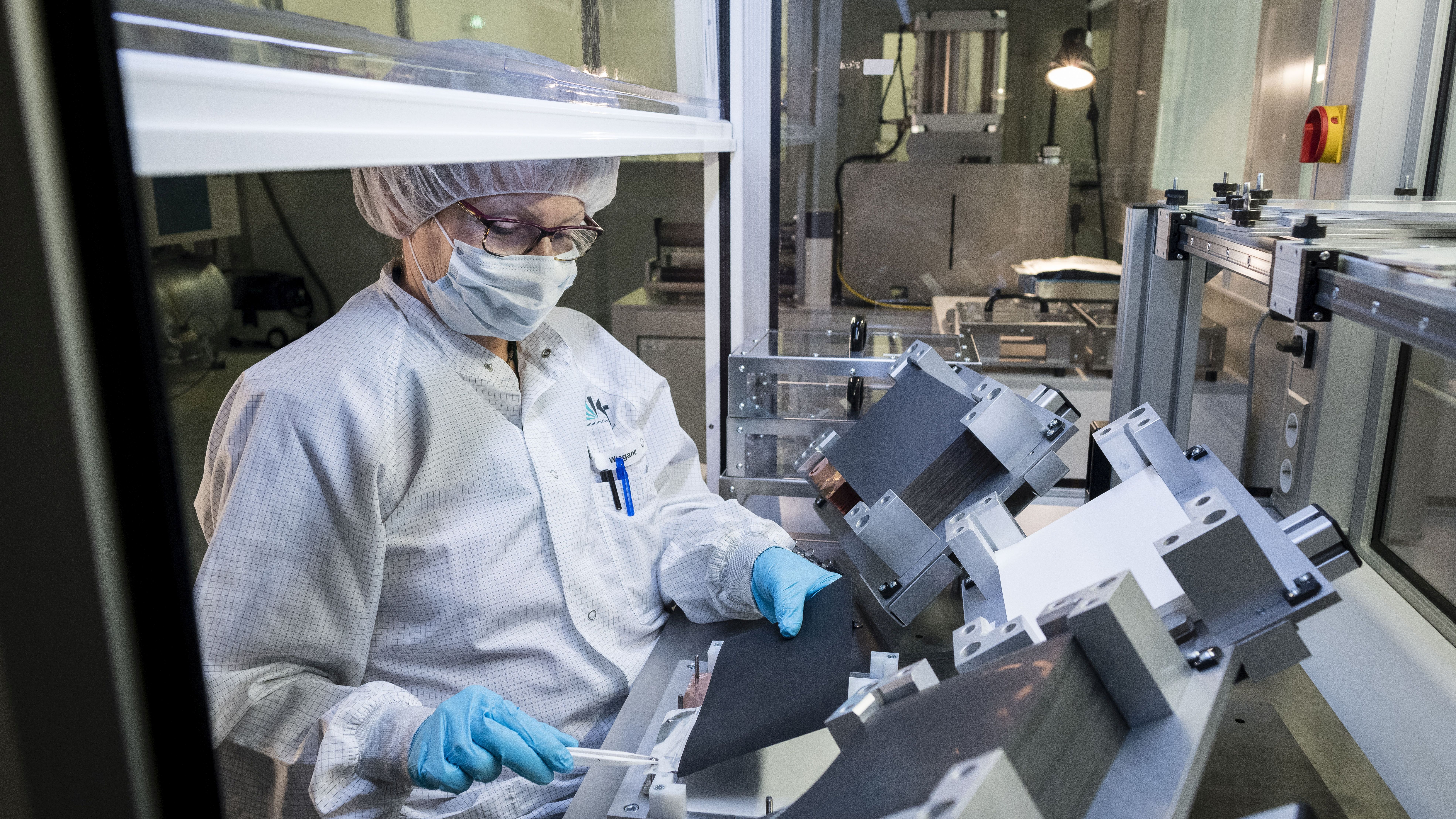 Foto: Markus Breig, KIT Manuelle Zellfertigung im Batterietechnikum. Dieses bündelt die Kompetenzen des KIT entlang der gesamten Wertschöpfungskette von Batterien. (Foto: Markus Breig, KIT)