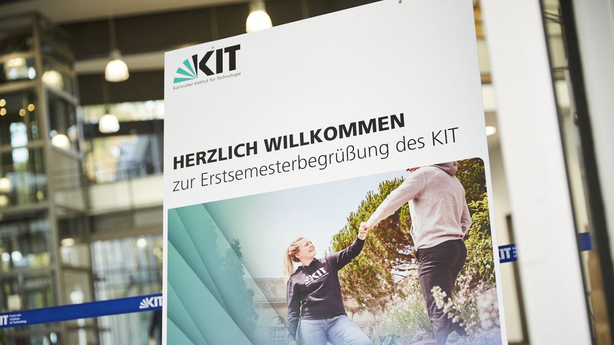 Foto: Magali Hauser, KIT Das KIT begrüßt seine neuen Studentinnen und Studenten mit einer hybriden Feier im Audimax. (Foto: Magali Hauser, KIT)