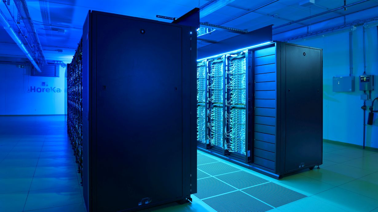 Amadeus Bramsiepe, KIT 40 Jahre Hochleistungsrechnen in Karlsruhe: HoreKa, der aktuelle Hochleistungsrechner des KIT, bringt es auf 17 PetaFLOPS, was der Leistung von 21 Millionen Anlagen des 1983 angeschafften ersten Supercomputers vom Typ Cyber 205 entspricht.