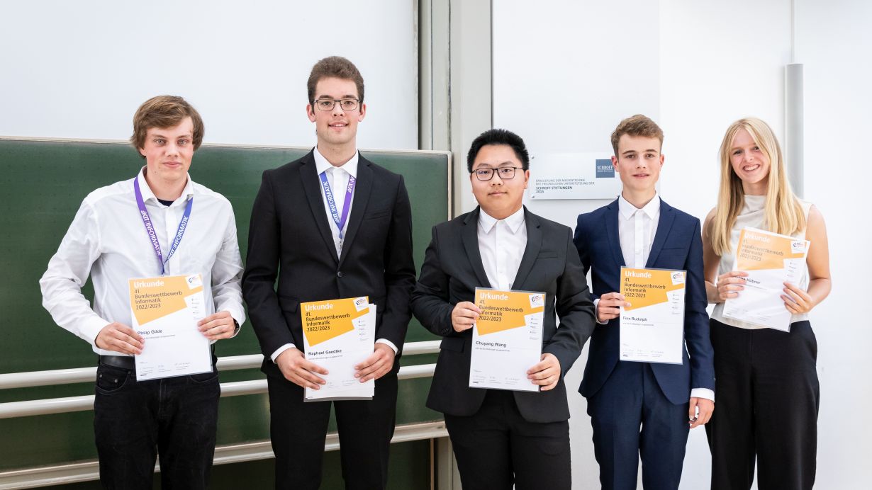 Sandra Göttisheim, KIT Die fünf besten jungen Informatik-Talente aus ganz Deutschland stehen fest: Philip Gilde, Raphael Gaedtke, Chuyang Wang, Finn Rudolph und Selma Hübner (v.l.n.r.) konnten beim Finale des Bundeswettbewerbs Informatik am KIT überzeugen.