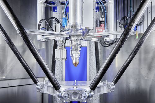 Ausgestattet mit neuster Technik, hier aus dem Bereich Additive Fertigung zur Aufarbeitung  von Metallkomponenten, startet das Team des wbk Instituts f&uuml;r Produktionstechnik beim SFB durch. (Foto: Beckhoff) 