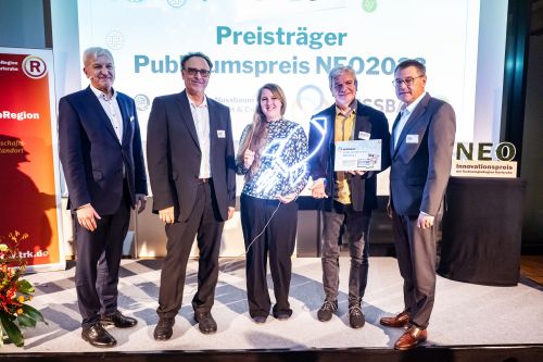 Der Publikumspreis ging ans Team des MVM: f&uuml;r einen Spezialkleber f&uuml;r Mikroelektronik und Solarmodule. (Foto: &copy;ARTIS Uli Deck)