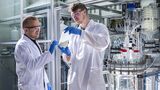 Litona-Gründer Sebastian Büchele zeigt eine Flasche des Energiespeichermaterials Preußisch Weiß für Natrium-Ionen-Batterien. 
