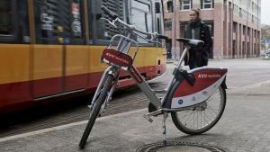 Fahrrad vor einer vorbeifahrenden Stra&szlig;enbahn in der Innenstadt von Karlsruhe