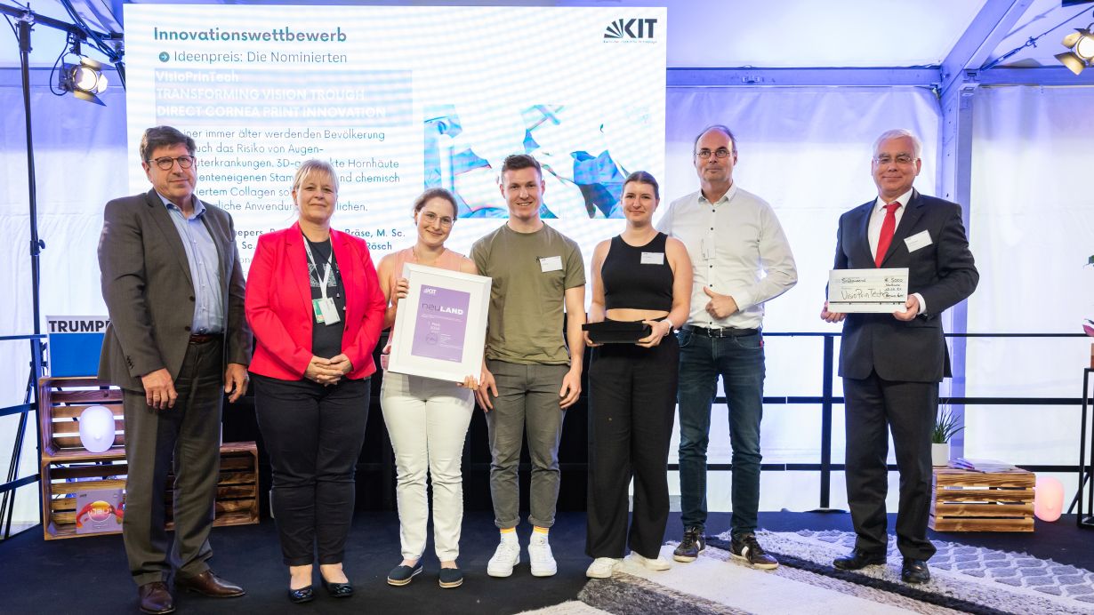 Die Gewinner des Ideenpreis beim Innovationswettbewerb NEULAND des KIT. V.l.n.r. Prof. Thomas Hirth, Prof. Ute Schepers, Lea Franzreb, Eric Pohl, Anna Rösch, Prof. Stefan Bräse, Axel Weisheit