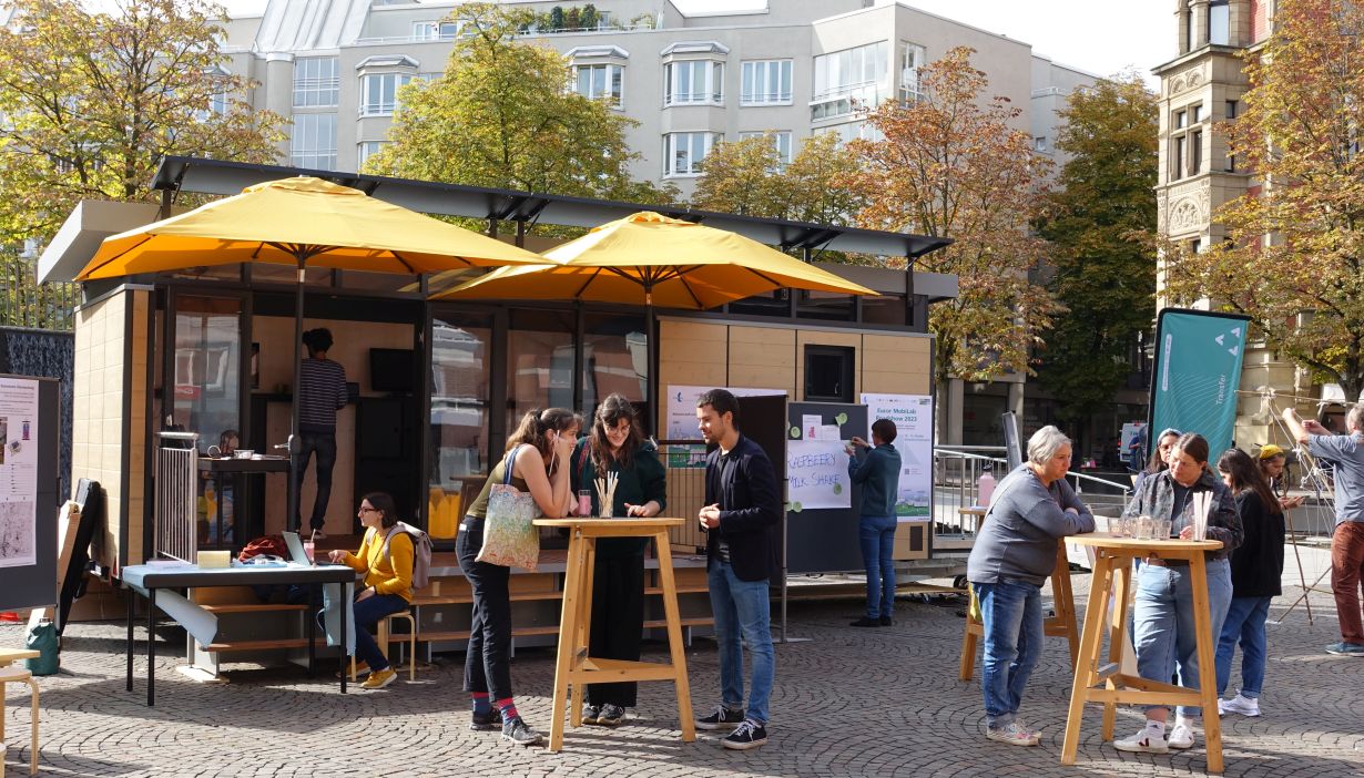 Hybride Bürgerbeteiligung im Herzen der Stadt: Am mobilen Partizipationslabor MobiLab können Interessierte sich im persönlichen Gespräch, auf Papier oder mithilfe bereitgestellter Tablets äußern. (Foto: Pia Laborgne, KIT)