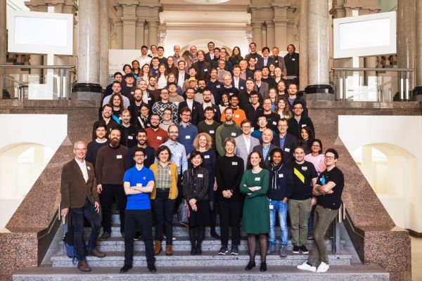 Das IQST-Team steht f&uuml;r interdisziplin&auml;re Spitzenforschung in den Quantenwissenschaften und der Quantentechnologie. (Foto: IQST, Jan Will)