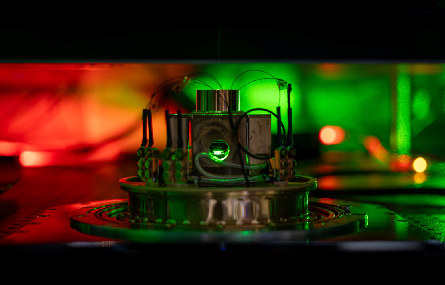 Experimenteller Aufbau mit synthetischen Diamanten, die als Hightech-Bausteine für Quantencomputer dienen können. (Foto: Universität Ulm, Carolina Schüle)