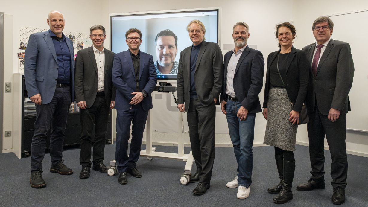 Markus Breig, KIT Bauen ihre Zusammenarbeit aus: Prof. Stefan Nickel (KIT), Prof. Michael Decker (KIT), Dr. Carsten Holtmann (IBM), Dr. Juan Bernabe Moreno (IBM, virtuell auf dem Bildschirm: Prof. Jan S. Hesthaven (KIT), David Faller (IBM), Dr. Barbara Schmuker (KIT), Pro