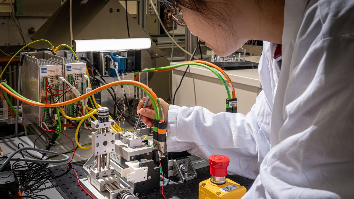 Markus Breig, KIT Im ZEco Thermal Lab arbeiten Forschende des KIT an festkörperbasierten Kühlprozessen.