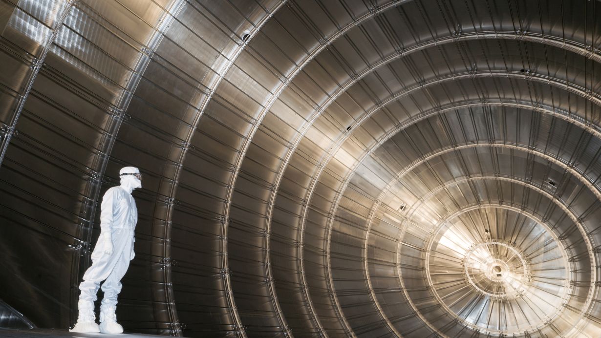 Blick ins Innere des KATRIN-Hauptspektrometers (Foto: M. Zacher/KATRIN Coll.)