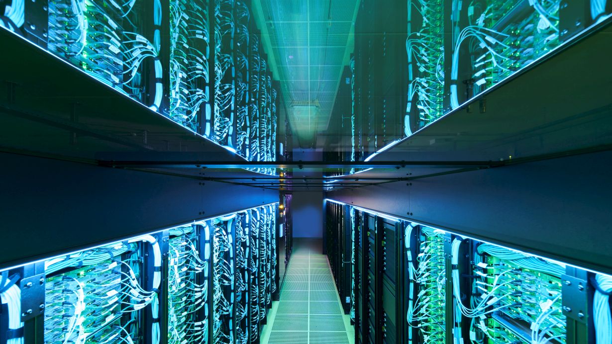 Die Forschenden des KIT nutzen HoreKa, den Hochleistungsrechner Karlsruhe, um Quantencomputer zu simulieren und ihre Programme zu testen. (Foto: Amadeus Bramsiepe, KIT)