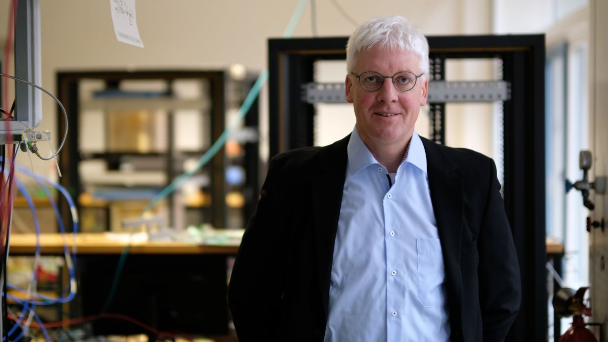 Christian Koos macht mit seiner Forschung die Digitalisierung nachhaltiger. (Foto: Christoph Wilhelm, KIT) 