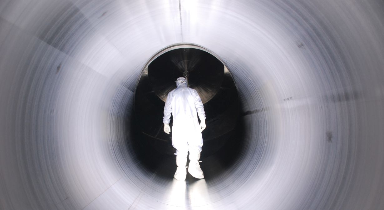 Markus Breig, KIT Eingang in den Innenraum des Hauptspektrometers von KATRIN während der Aufbauphase. (Foto: Markus Breig, KIT)