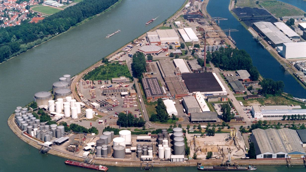 Eine neue Pilotanlage in Mannheim mischt strombasierte oder biogene Kraftstoffe flexibel mit fossilen und dokumentiert die CO₂-Einsparung digital für jede Lieferung. (Foto: Exolum Mannheim GmbH) 