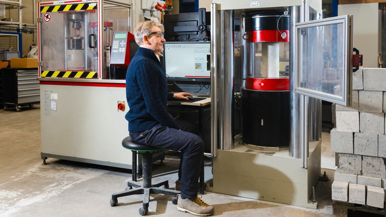 Forschende des KIT im Labor prüfen den klimafreundlichen Beton C-SINK hinsichtlich seiner Tragfähigkeit, Dauerhaftigkeit und Sicherheit. (Foto: Cynthia Ruf)