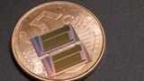 Der kompakte Modulator ermöglicht eine schnelle und energieeffiziente Datenübertragung und lässt sich kostengünstig herstellen. (Foto: Hugo Larocque, EPFL) 