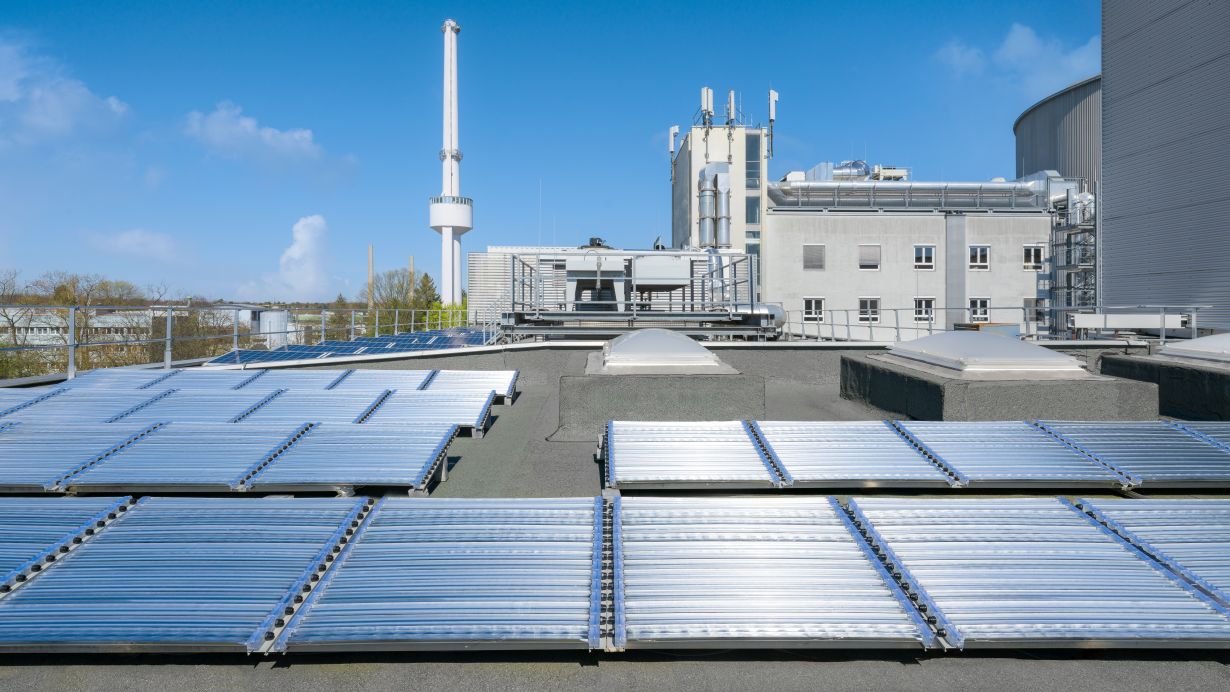 Mit der photreon-Photoreaktortechnologie lässt sich inhärent grüner Wasserstoff kostengünstig direkt am Ort des industriellen Abnehmers herstellen. (Montage: Amadeus Bramsiepe, KIT)