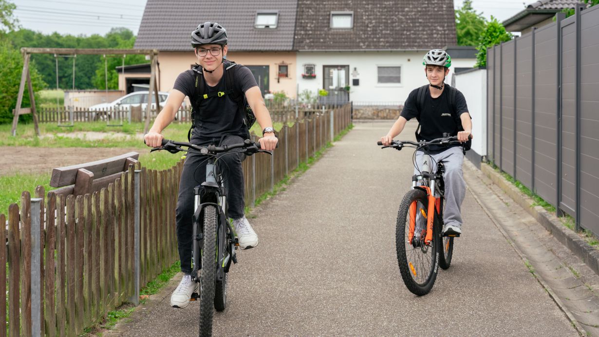 Amadeus Bramsiepe, KIT Auf zwei Rädern unterwegs: Schülerinnen und Schüler sammeln Kilometer, stärken nachhaltige Mobilität und fahren für einen besonderen Gewinn. (Foto: Amadeus Bramsiepe, KIT)