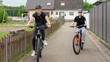 Amadeus Bramsiepe, KIT Auf zwei Rädern unterwegs: Schülerinnen und Schüler sammeln Kilometer, stärken nachhaltige Mobilität und fahren für einen besonderen Gewinn. (Foto: Amadeus Bramsiepe, KIT)
