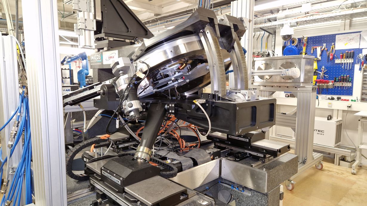 Simon Bode, KIT Die Computerlaminographie-Station des KIT an der European Synchrotron Radiation Facility in Grenoble ermöglicht Einblicke in das Innere zentimetergroßer, flächiger Proben auf mikroskopischer Skala. (Foto: Simon Bode, KIT)