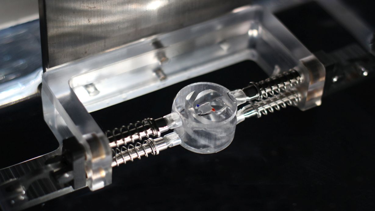 Foto: Cheng Zeng, SINANO Mikromotor mit Wasserantrieb: Im durchsichtigen, 3D-gedruckten Bauteil dreht sich der schwebende „Schwimmer“ (rot-blau markiert) an der Wasseroberfläche. (Foto: Cheng Zeng, SINANO)