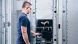 Cynthia Ruf, KIT Rechner-Rack mit dem photonischen Prozessor am KIT. Forschende untersuchen dessen Einsatz für wissenschaftliche Berechnungen und Anwendungen der Künstlichen Intelligenz. (Foto: Cynthia Ruf, KIT)