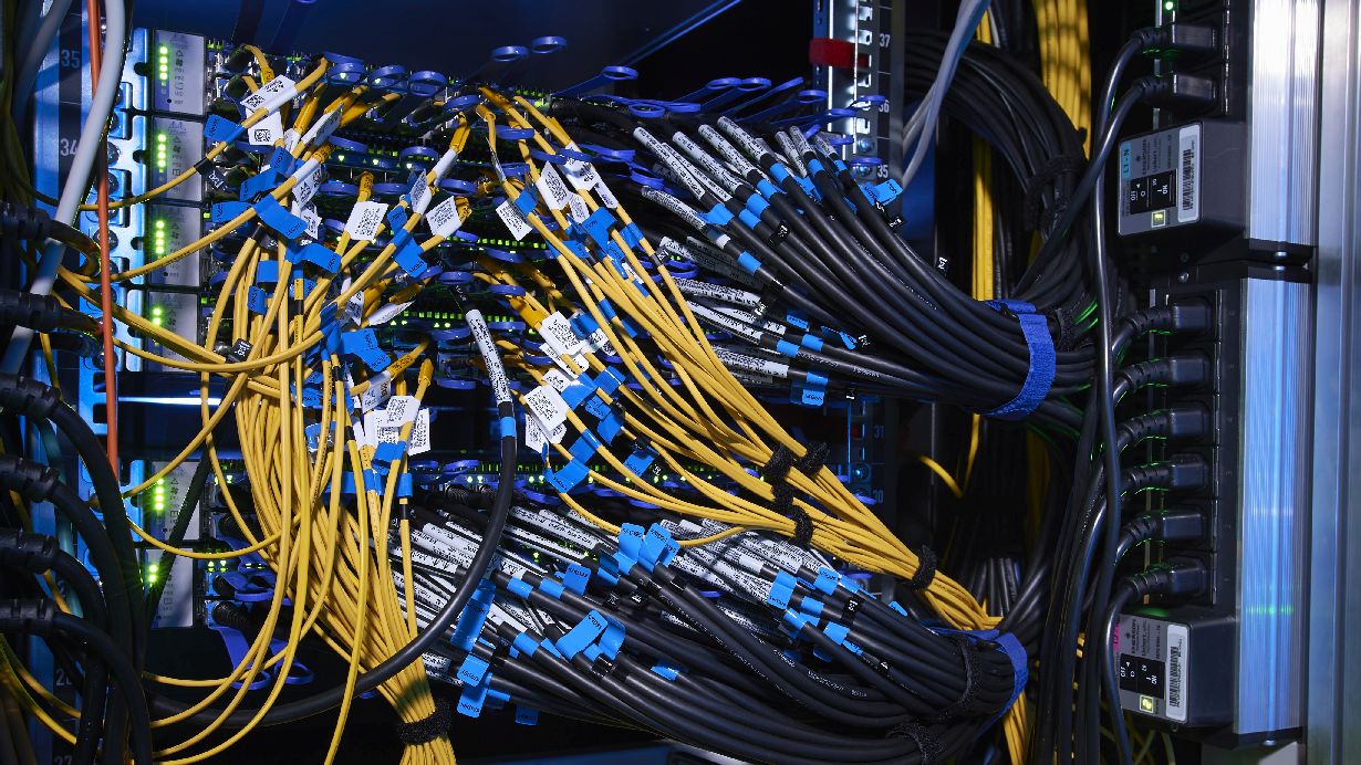 Im neuen modular aufgebauten Rechenzentrum ermöglichen Hochleistungsverbindungsleitungen die Vernetzung zahlreicher Systeme. (Foto: Andreas Drollinger)