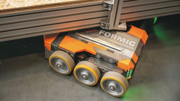 Die Fahrzeuge fahren selbst&auml;ndig unter die Last, heben diese vom Boden an und bewegen diese anschlie&szlig;end hochflexibel. (Foto: Markus Breig, KIT)