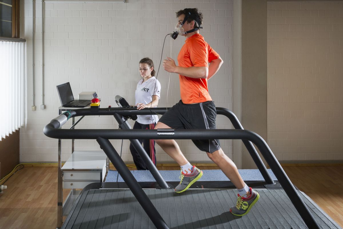Mann läuft auf einem Laufband während einer wissenschaftlichen Leistungsdiagnostik.