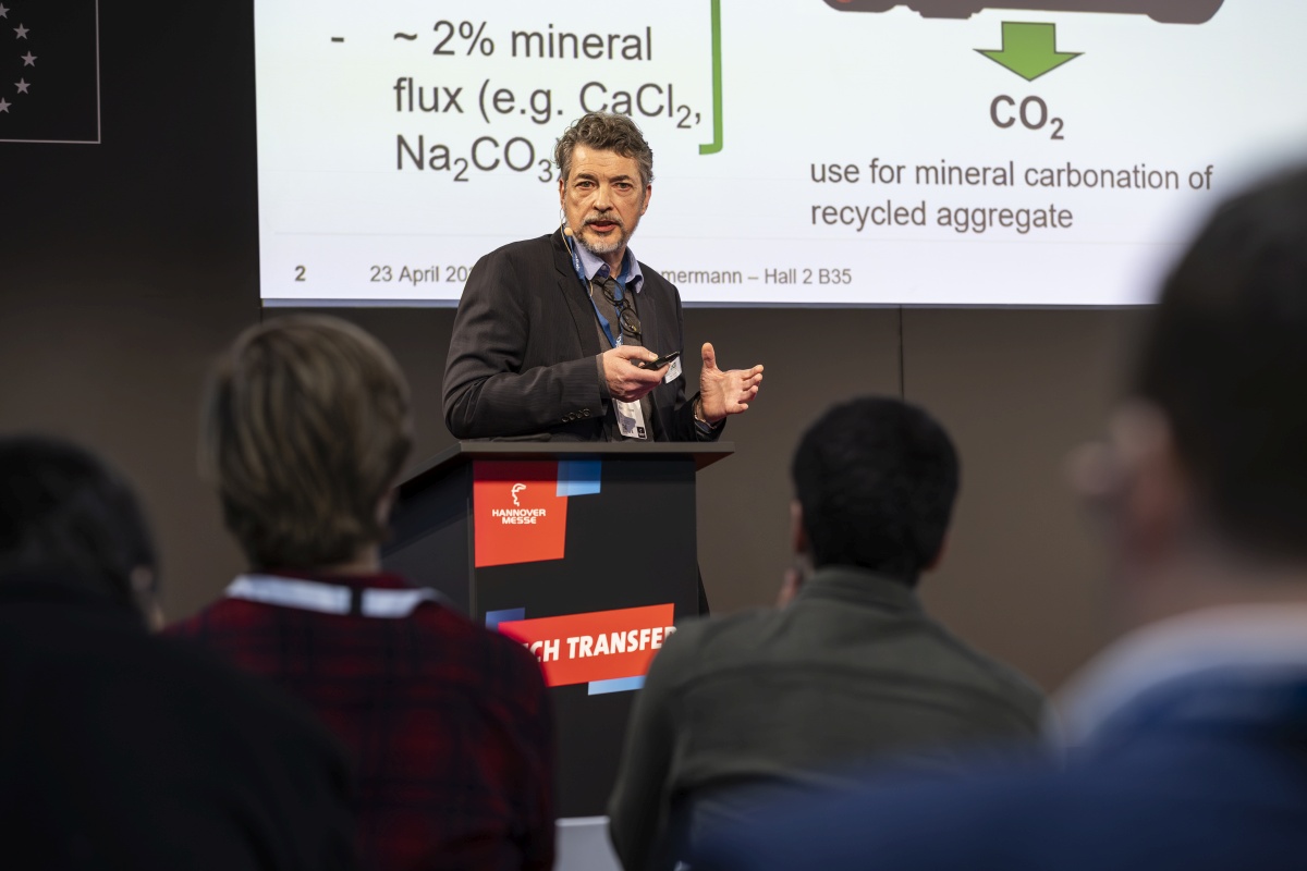 Peter Stemmermann hält einen Vortrag vor einem Publikum auf der Hannover Messe.