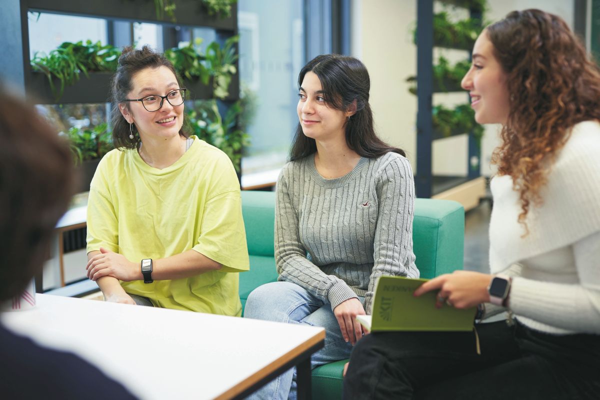 Drei junge Nachwuchsforschende bei einem Arbeitsgespräch