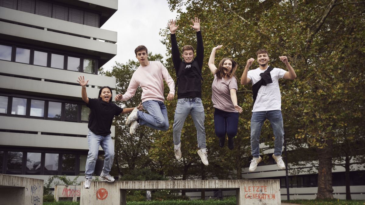 Freudestrahlende Studierende auf dem Campus Süd des KIT