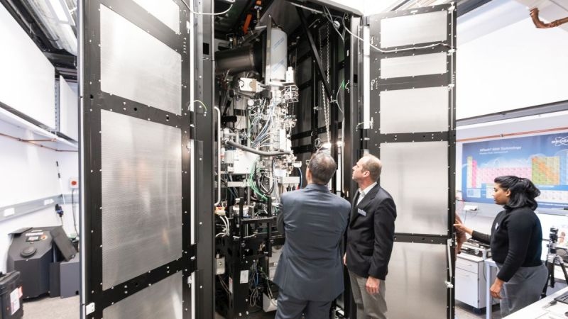 Neues Transmissionselektronenmikroskop am KIT eröffnet atomare Einblicke