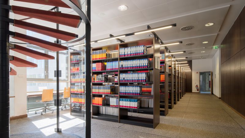 Moderner Bibliotheksraum mit zahlreichen Aktenregalen